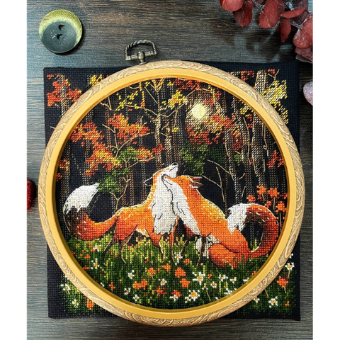 Siuvinėjimo kryželiu rinkinys „Rudoji meilė“ – lapės juodame fone, 20x20 cm