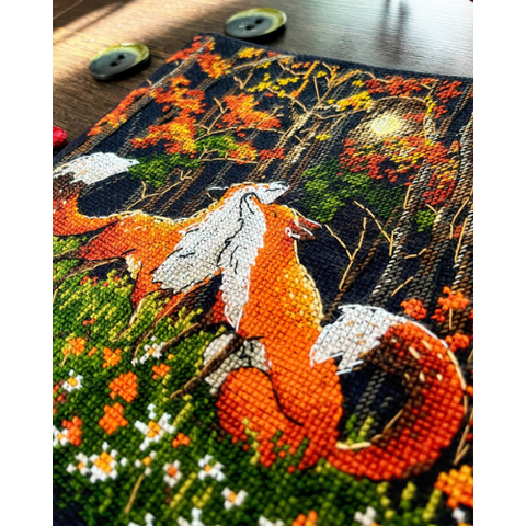Siuvinėjimo kryželiu rinkinys „Rudoji meilė“ – lapės juodame fone, 20x20 cm