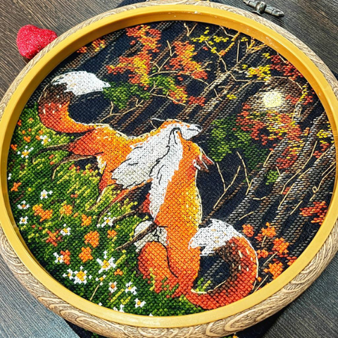 Siuvinėjimo kryželiu rinkinys „Rudoji meilė“ – lapės juodame fone, 20x20 cm