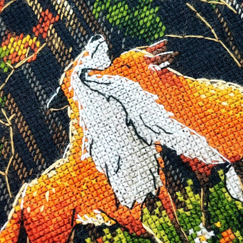 Siuvinėjimo kryželiu rinkinys „Rudoji meilė“ – lapės juodame fone, 20x20 cm