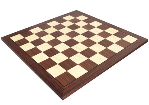 Šachmatų lenta iš riešuto ir klevo, 50×50 cm, matoma iš įstrižos perspektyvos su tvirtu rėmu ir kontrastingomis langelėmis