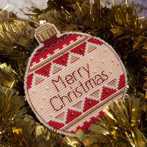 Siuvinėtas apvalus kalėdinis žaisliukas kremine ir raudona spalva su perliukais ir rankų darbo „Merry Christmas“ užrašu
