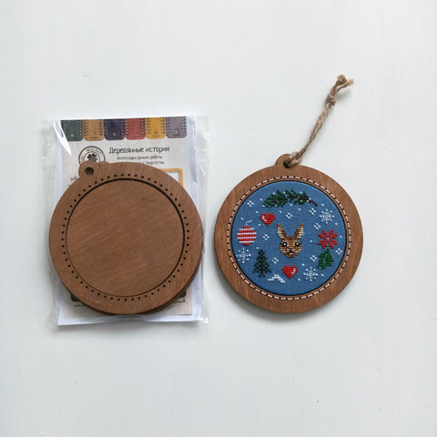 Kalėdinis burbulas su zuikiu – siuvinėjimo kryželiu rinkinys 8×8 cm