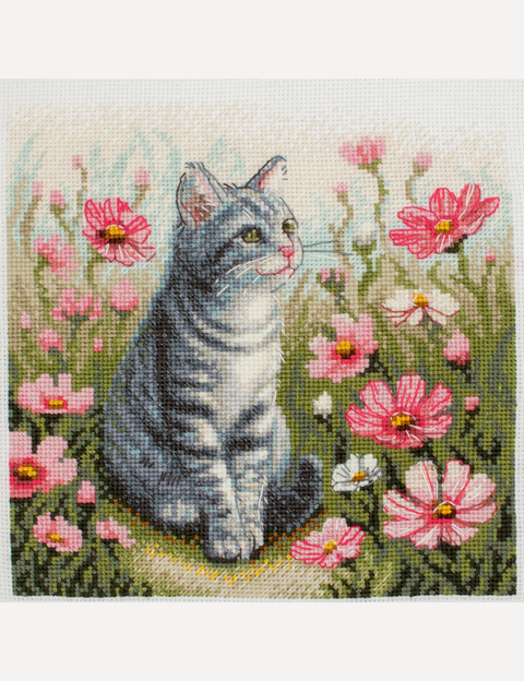 Siuvinėjimo kryželiu rinkinys „Garden Whiskers“ – katė gėlyne, 20 x 20 cm