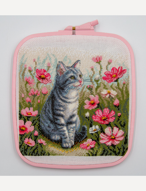 Siuvinėjimo kryželiu rinkinys „Garden Whiskers“ – katė gėlyne, 20 x 20 cm