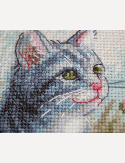 Siuvinėjimo kryželiu rinkinys „Garden Whiskers“ – katė gėlyne, 20 x 20 cm