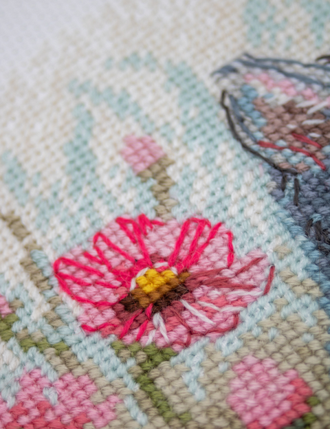 Siuvinėjimo kryželiu rinkinys „Garden Whiskers“ – katė gėlyne, 20 x 20 cm