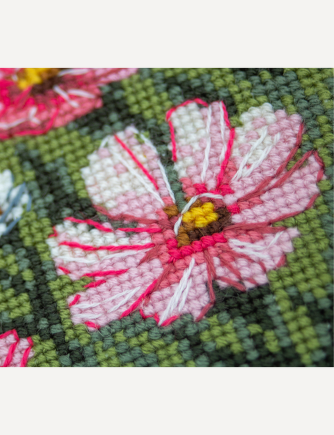 Siuvinėjimo kryželiu rinkinys „Garden Whiskers“ – katė gėlyne, 20 x 20 cm
