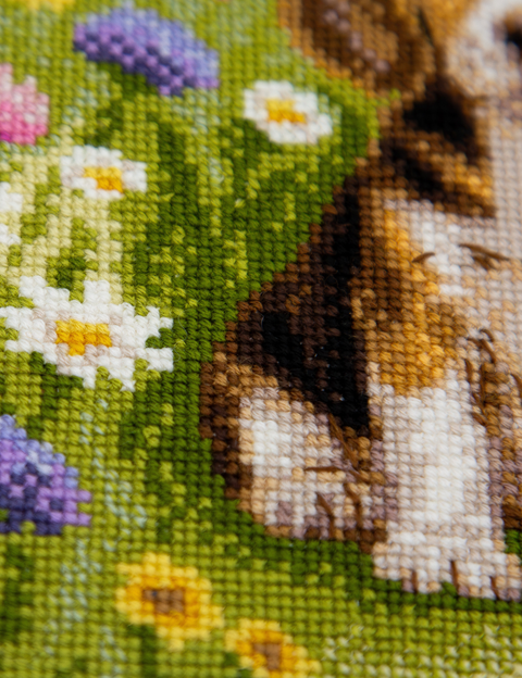 Siuvinėjimo kryželiu rinkinys „Meadow Pup“ – bigliukas pievoje, 20 x 20 cm