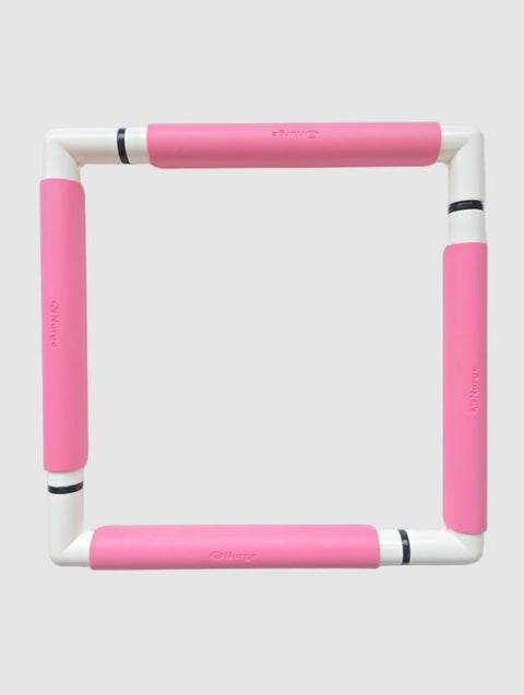 Rožinis plastikinis siuvinėjimo rėmelis su spaustukais 29x29 cm