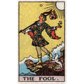 Tarot korta Kvailys Rider–Waite stiliaus, gelsvas fonas, figūra ant uolos su baltu šunimi ir maišu per petį