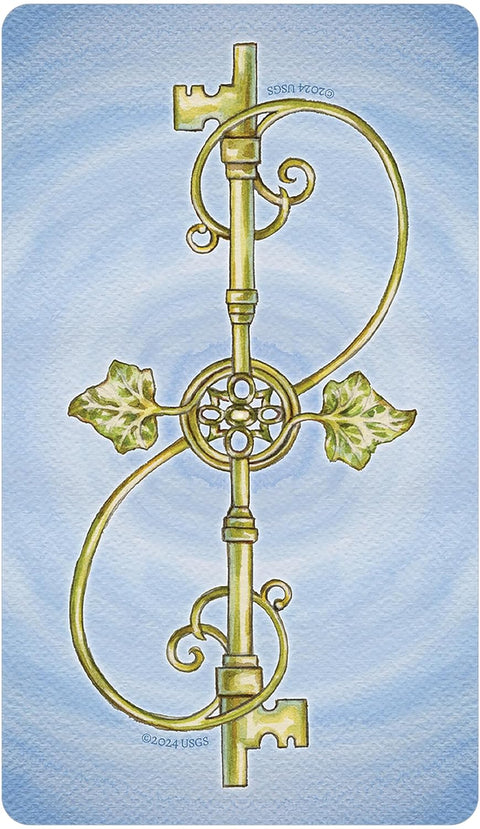 Tarot korta su auksiniu dvigubu raktu ir vijoklio lapais, vertikalus ornamentas ant švelnaus mėlyno fono