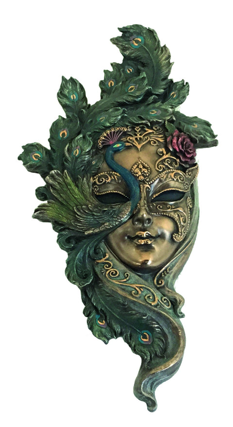 Karnavalinė kaukė žalia su povo plunksnomis ir sendinto bronzos ornamentais, pusiau veido sieninė versija, matomas kairinis profilis