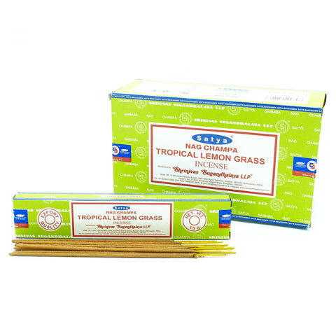 Nag Champa smilkalai Tropical Lemon Grass (Satya) žaliame dėkle 15 g, atidarytas pakelis su keliomis lazdelėmis priekyje
