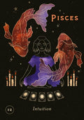 Tarot korta Žuvys — violetinės ir oranžinės tonų iliustracija su meditacine figūra, koi žuvimis, žvakėmis ir kortomis, tema intuicija