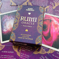 Rumi Oracle kortos — Alana Fairchild kišeninė violetinė dėžutė su auksinėmis dekoracijomis ir atsivertusiomis kortomis