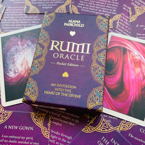 Rumi Oracle kortos — Alana Fairchild kišeninė violetinė dėžutė su auksinėmis dekoracijomis ir atsivertusiomis kortomis