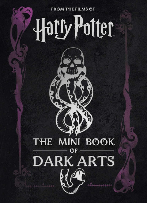 Harry Potter mini knyga juodu viršeliu su sidabriniu Dark Arts simboliu ir purpuriniais ornamentais, skirtas kolekcijai