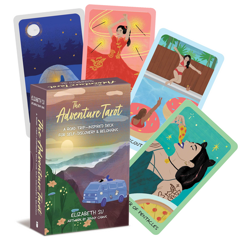 Tarot kortos The Adventure Tarot – spalvota kelionių tematikos dėžutė su priekyje išskleistomis iliustruotomis kortomis