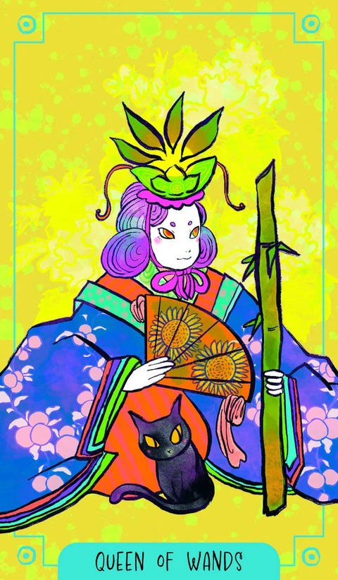 Tarot korta Wands karalienė — ryški neoninė iliustracija su saulėgrąžų vėduokle, juoda katė ir bambuko lazda, kortos priekinė pusė