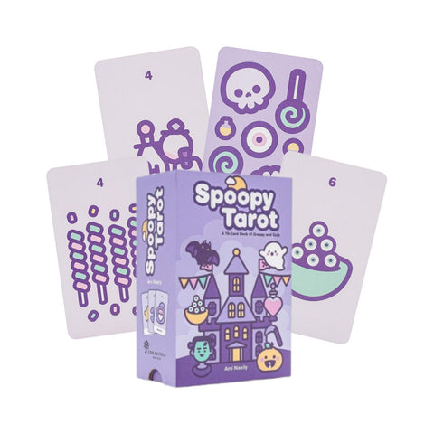 Tarot kortos Spoopy Tarot: purpurinė dėžutė su saldžiai iliustruotais pastelinių tonų kortų pavyzdžiais, rodoma priekinė pusė ir keliakampiai motyvai