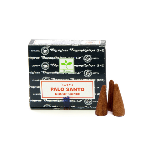 Palo Santo kūgeliai Satya: juoda dėžutė priekyje ir trys rudi dūminiai kūgeliai stovintys dešinėje