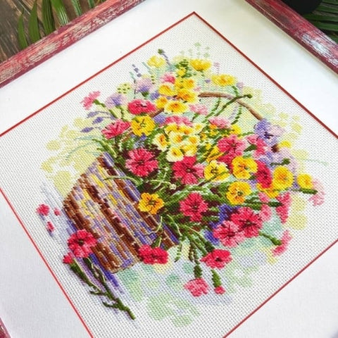Siuvinėjimo kryželiu rinkinys „Žydinti vasara“ – gėlių krepšelis 25 x 25 cm