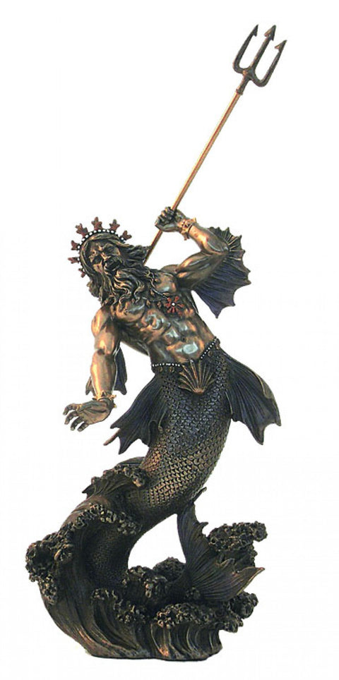 Neptūno statulėlė bronzos atspalvio, 38 cm aukščio, laikanti trikąsį virš galvos ant dinamiškos bangos