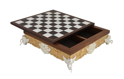 šachmatų lenta su atidaryta vidine dėže, tamsaus riešuto rėmas, marmuriniai ir juodi langeliai bei auksinė ornamentika ir sidabrinės kojelės