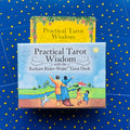 Practical Tarot Wisdom taro kortų rinkinys, mėlynos dėžutės priekinė pusė su šeimos ir šuns iliustracija bei žvaigždėtu fonu