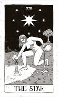 tarot korta Žvaigždė, juodai balta iliustracija priekinis planas — nuoga moteris pila vandenį, didelė aštunspusė žvaigždė ir peizažas