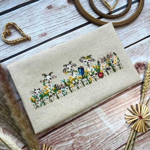 Siuvinėjimo kryželiu rinkinys „Kaimo pokalbiai“ su ožkomis ir avimis 24 x 8 cm