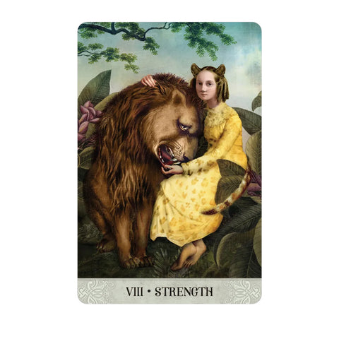 Tarot korta Strength (VIII) – moteris geltonoje suknelėje glosto liūtą, artima detali kortos iliustracija, skirta taro skaitymams