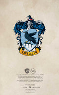 Ravenclaw herbas plakato gale, mėlynas skydo emblem su varnu viršuje ir leidyklos bei autorių tekstu apačioje