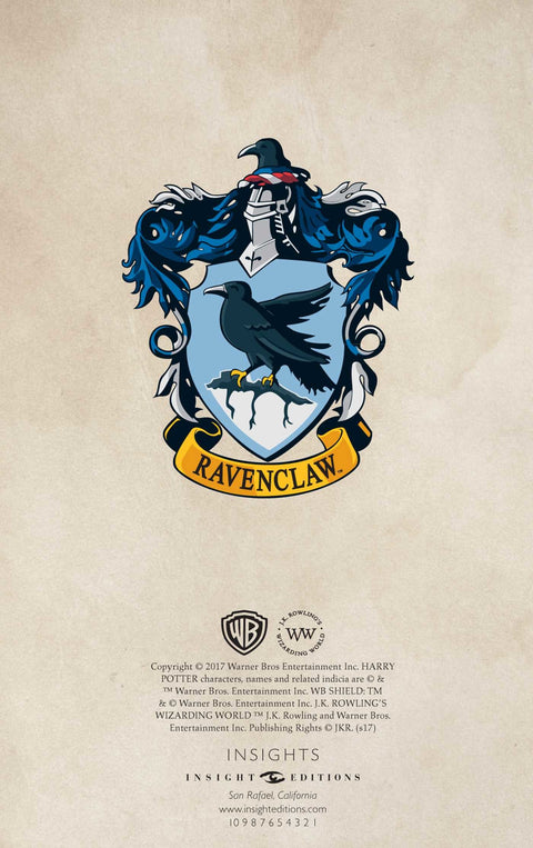 Ravenclaw herbas plakato gale, mėlynas skydo emblem su varnu viršuje ir leidyklos bei autorių tekstu apačioje