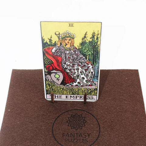 kortelių stovas iš medžio laiko The Empress tarot kortą ant rudos Fantasy Puzzles dėžutės, matomas priekinis kampas
