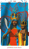 tarot korta Justice: Erzulie Dantor — sodri mėlyna fone su aukso karūnomis, moterimi laikančia kardą ir vaiką