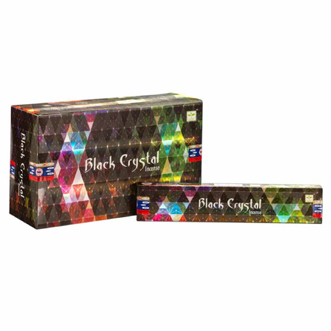 Smilkalai Black Crystal su spalvotu trikampių raštu pakuotėse, matomos didelė ir ilgesnė lazdelėmis užpildyta dėžutė