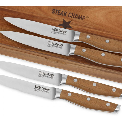 Kepsnių peiliai Steak Champ, 4 vnt., medinės rankenos ir dantyti nerūdijančio plieno ašmenys, artimas kampinis planas su matomu logotipu