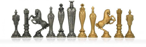 Šachmatų figūros metalinės ornamentuotos sidabrinės ir auksinės poros, išdėstytos eilėje priekiniu profiliu, pabrėžiant spalvų kontrastą