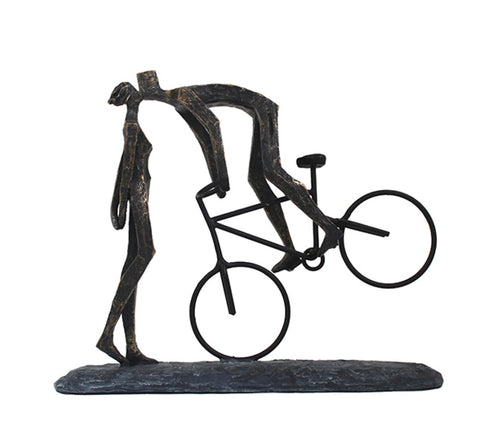 Bučinys ant dviračio. Išmatavimai: 36x9x30cm.