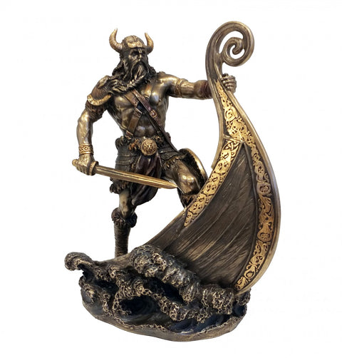Vikingų karys ant drakaro. Išmatavimai: 15x13x24cm.