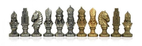 Šachmatų figūrėlės metalinės, sidabrinės ir auksinės, detalūs viduramžių stiliaus karališkieji, vyskupų ir riterių variantai išrikiuoti horizontaaliai pardavimo galerijoje