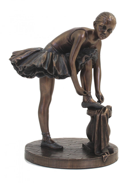 Balerina. Išmatavimai: 14x12x21cm.