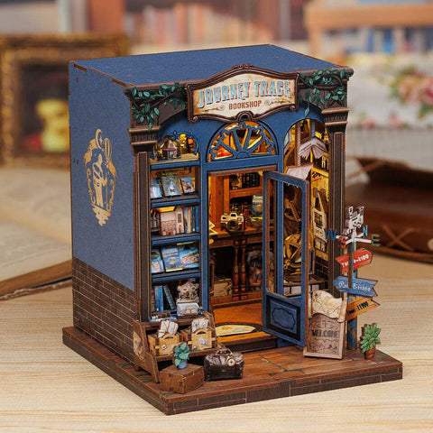Surenkama medinė knygų diorama–laikiklis su LED „Journey Trace Bookshop“