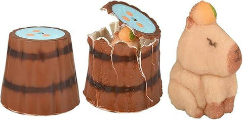 Vandenyje auganti kapibara iš medžio kelmo