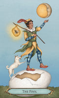 Tarot korta Kvailys — jaunuolis žaliai‑geltoniu kostiumu su baltu šuniuku stovi ant sprūstančio kiaušo, mėnulis viršuje