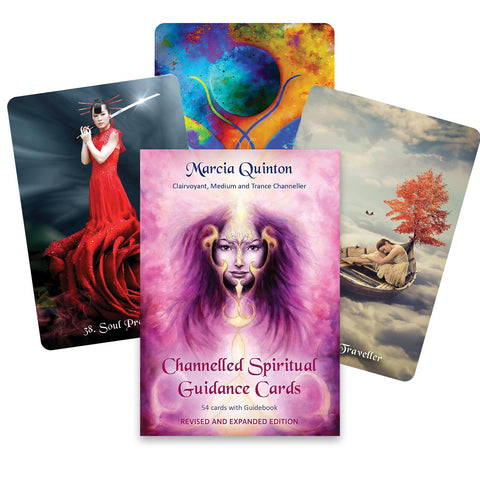 Channeled Spiritual Guidance Cards kortų rinkinys Marcia Quinton, violetinė dėžutė su 54 kortomis ir pavyzdinėmis atversto kortų išklotėmis fone