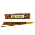 Palo santo smilkalai Namaste India, natūralūs masala lazdelės ant stalo su ryškiai oranžine pakuote