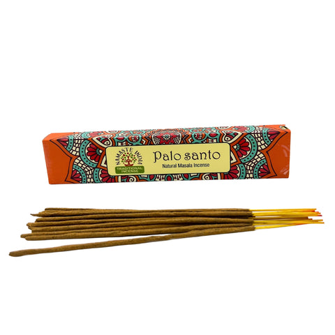 Palo santo smilkalai Namaste India, natūralūs masala lazdelės ant stalo su ryškiai oranžine pakuote